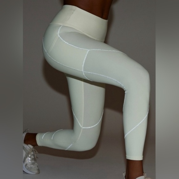 Therma-Flex HW Reflective Pocket Legging - Picture 2 of 8